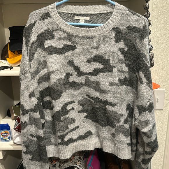 Black camo sweater - Picture 1 of 2